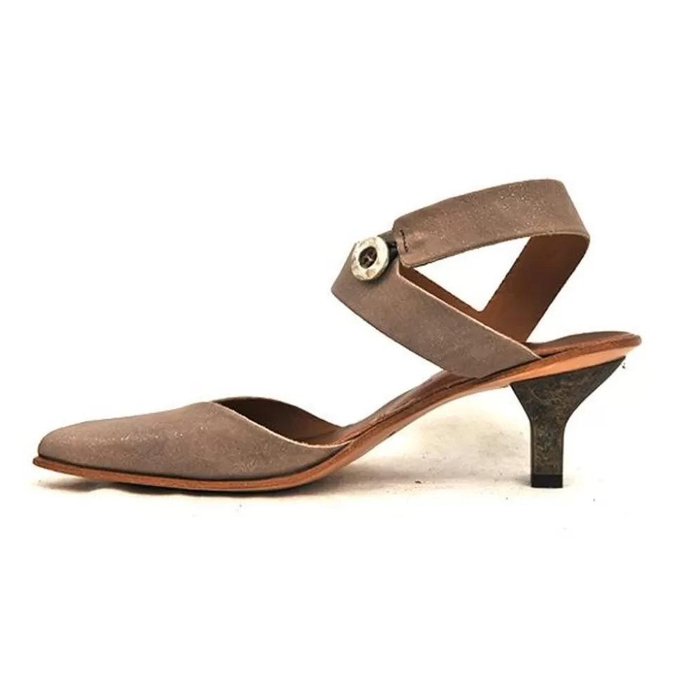 Discount Figurative Sandals